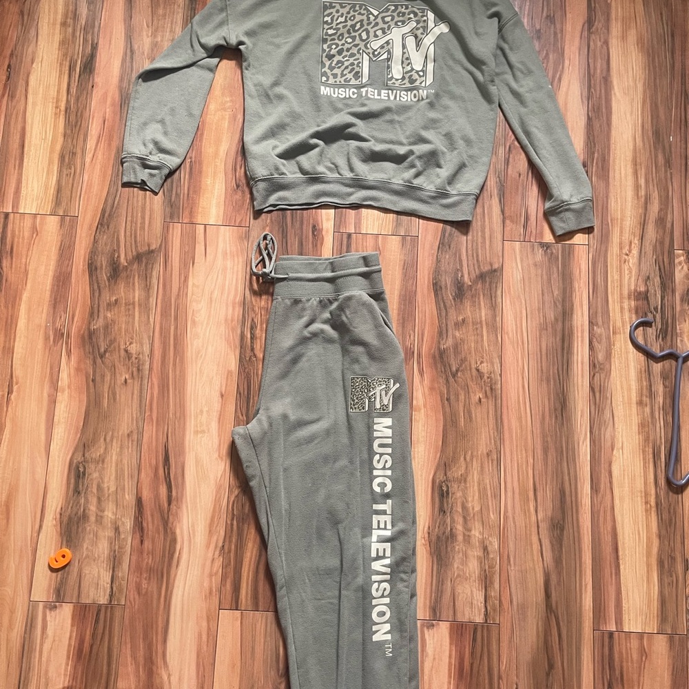 MTV Gray Sweatshirt and Joggers Set